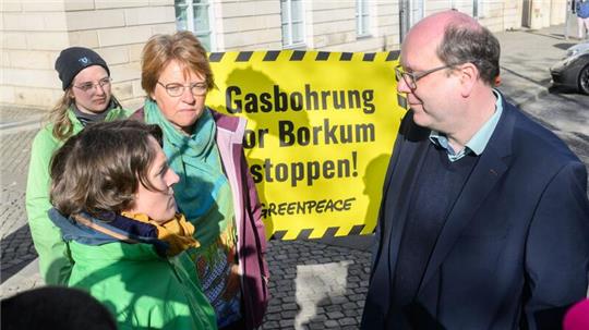 Meta Janssen-Kucz (Grüne, 3.v.l) und Umweltminister Christian Meyer (Grüne) sprechen mit Umweltktivisten.