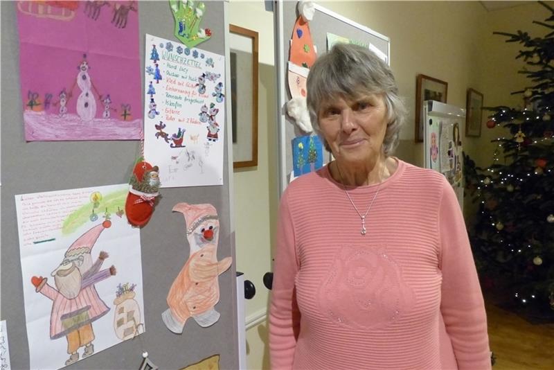 Meta Stielper – hier an der Wunschzettel-Stellwand ¨ – möchte die schöne Tätigkeit im Christkindpostamt in der Adventszeit nicht missen.