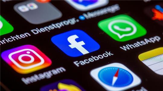 Meta schreibt in diesen Tagen massenhaft die Nutzer von Facebook, Instagram und Threads an, um sie über die Anpassung seiner Datenschutzerklärung zu informieren.