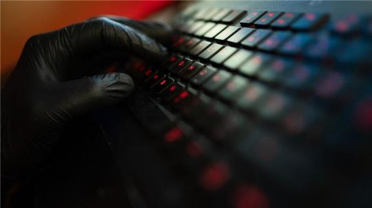 Meta warnt vor einer großen Zahl oft kurzlebiger russischer Fake-Accounts, deren Ziel es sei, die Unterstützung der Ukraine im Westen zu schwächen.