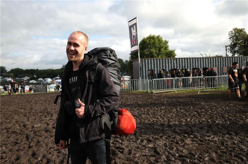 „Lasst uns rein”: Bundeswehr hilft in Wacken – Programm gekürzt Metal-Fan Christian aus Husum vor dem Haupteingang zu dem vom Regen aufgeweichten Festivalgelände.