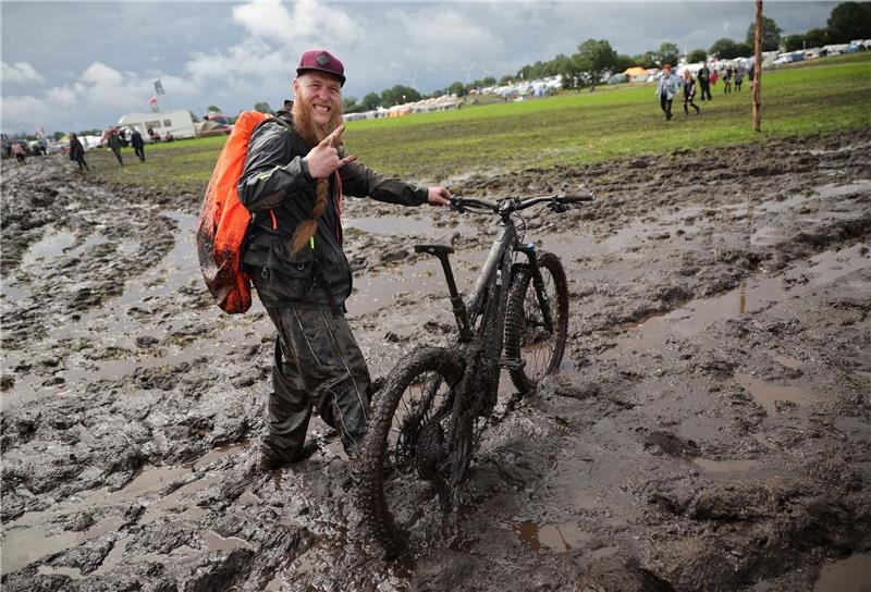 „Lasst uns rein”: Bundeswehr hilft in Wacken – Programm gekürzt Metal-Fan Lukas hat trotz oder wegen des schlammigen Festivalgelände eine gute Zeit.