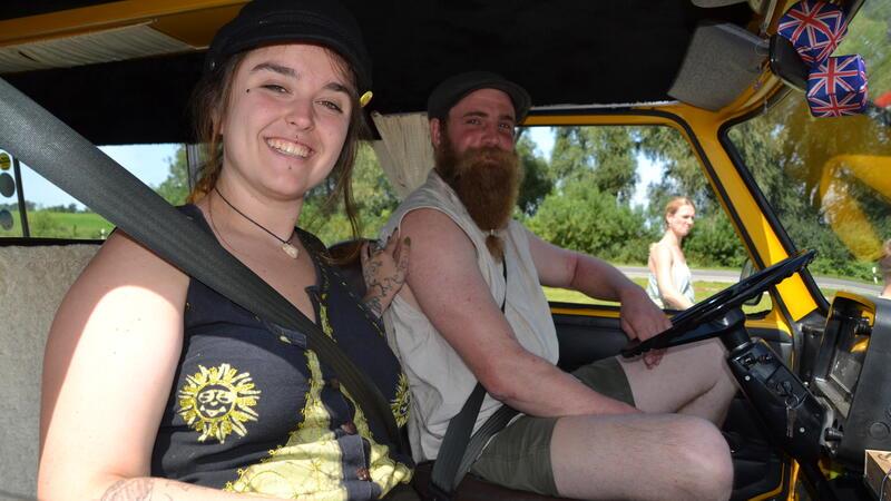 Metal-Fans Julia und Florin aus der Schweiz landen zufällig im Wacken-Ansturm, wollen aber zum Festival nach Tschechien.