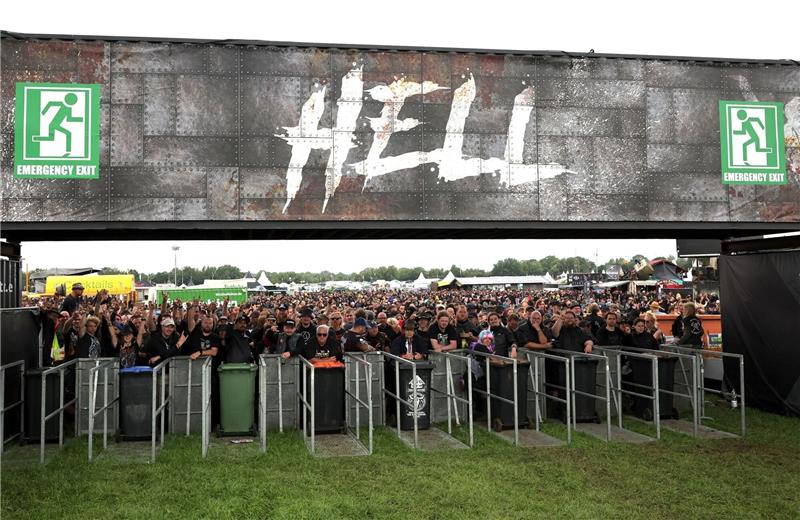 „Lasst uns rein”: Bundeswehr hilft in Wacken – Programm gekürzt Metal-Fans warten an einem der Eingänge auf die Öffnung des Festivalgeländes.