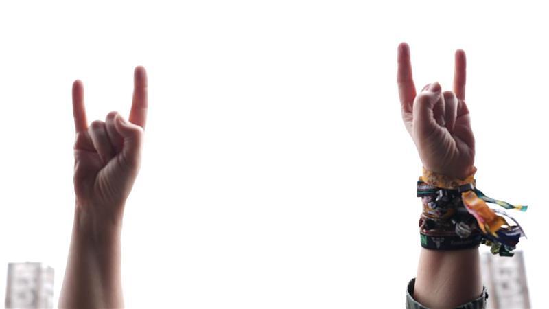 Metal-Fans zeigen die „Pommesgabel“, den Meatal-Gruß, während des traditionellen Konzertes des Musikzugs Wacken Firefighters e.V. auf der Wackinger-Bühne auf dem Festivalgelände des Wacken Open Airs. 