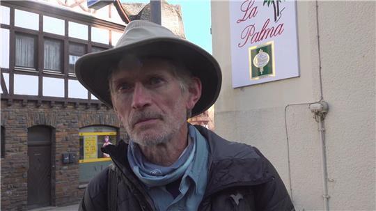 Meteoritenjäger Thierry Monter ist aus Frankreich zum Einschlagort in Koblenz angereist.