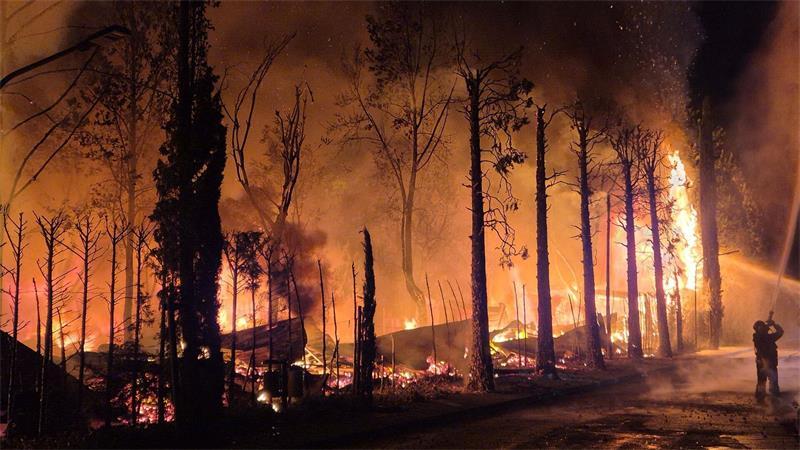 Meterhoch schlugen die Flammen am Campingplatz „Bella Italia“. 