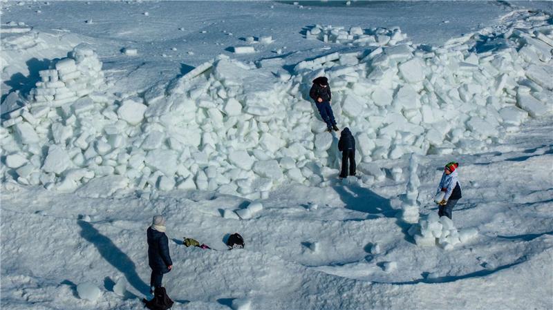 Meterhoch türmen sich Eisbrocken am Strand von Usedom auf. 