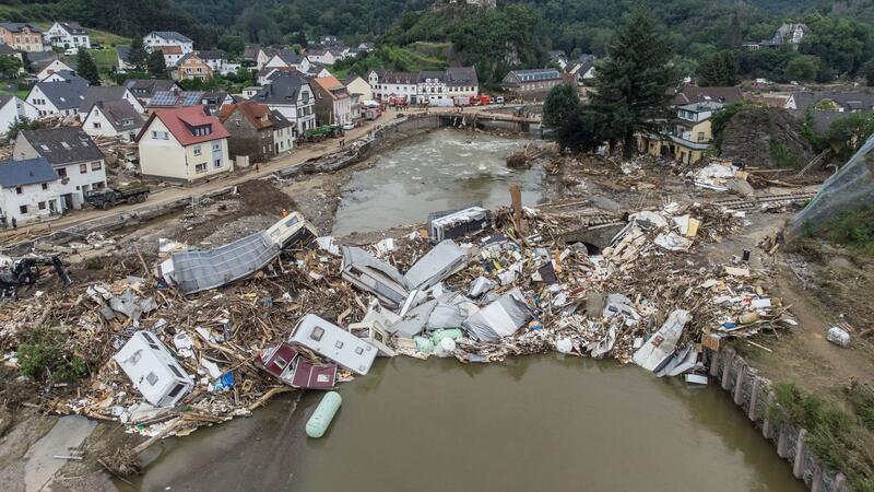 Ermittlungen zur Ahr-Flut eingestellt Meterhoch türmen sich im Juli 2021 wenige Tage nach der Flutkatastrophe Wohnwagen, Gastanks, Bäume und Schrott an einer Brücke über die Ahr in Altenahr-Kreuzberg.
