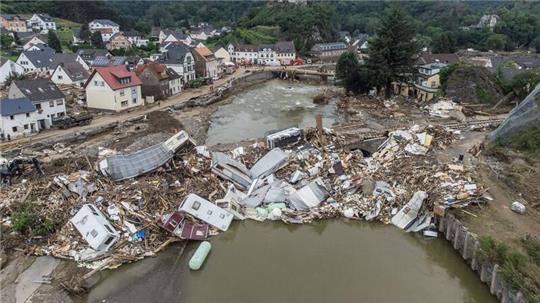 Meterhoch türmen sich im Juli 2021 wenige Tage nach der Flutkatastrophe Wohnwagen, Gastanks, Bäume und Schrott an einer Brücke über die Ahr in Altenahr-Kreuzberg.