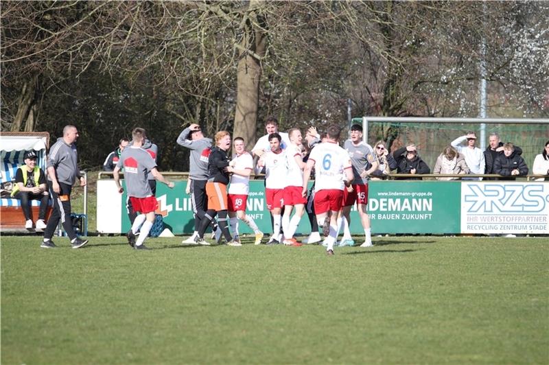 Metin Gök ( Dritter von links) erzielte den hier umjubelten 1:0-Siegtreffer. Fotos: Bröhan