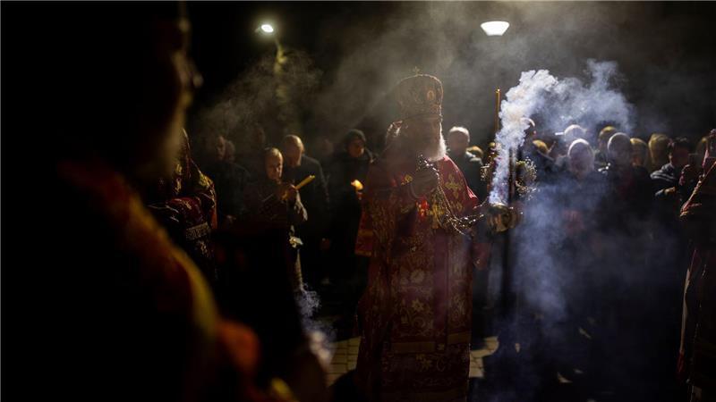 Metropolit Innokentiy, das Oberhaupt der orthodoxen Kirche in Litauen, leitet den orthodoxen Ostergottesdienst in der Heilig-Geist-Kirche kurz nach Mitternacht in Vilnius.