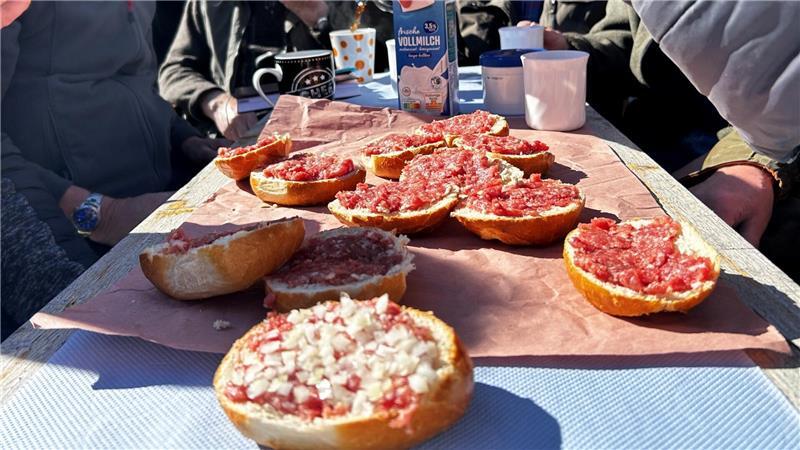 Immer am „Mettwoch“: Was die Pferdezüchter in Großenwörden beschnacken Mettbrötchen kommen beim Treff der Pferdezüchter auf den Tisch.