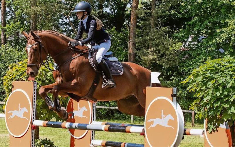 Fredenbecker Reiter stellt sich harter Konkurrenz bei Turnierwochenende Mette Demmler schaffte bei der M-Prüfung ihre erste Platzierung bei einem Springen mit diesem Schwierigkeitsgrad. Foto: Demmer