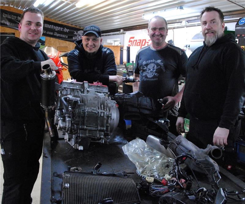 Metzgermeister und -gesellen an der Schlachtbank. Von links: Philipp Wehner, André Brandt und die Chefs Heinz Wehner und Mario Gerken. Fotos Stief