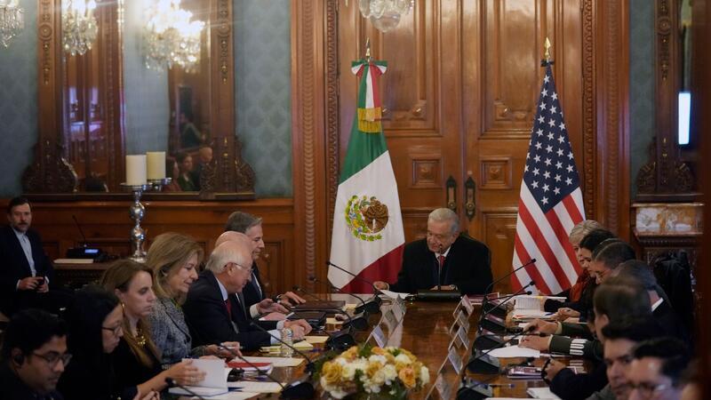 USA und Mexiko: Zusammenarbeit gegen irreguläre Migration Mexikos Präsident Andrés Manuel López Obrador (oben, M) und US-Außenminister Antony Blinken (oben, l) sprechen über das Thema irreguläre Migration.