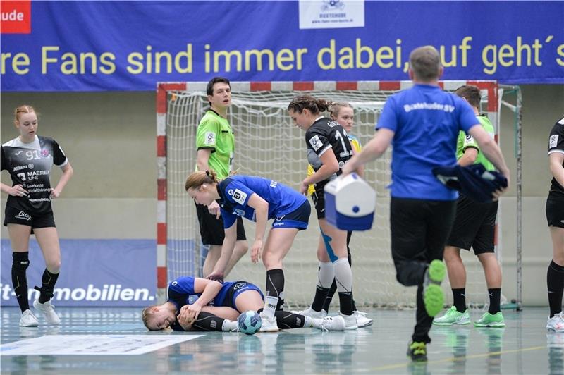 Mia Lakenmacher , hier mit Mailee Winterberg, hat sich im Mai das Kreuzband in einem Spiel der A-Jugend-Bundesliga gerissen. Foto: Jan Iso Jürgens