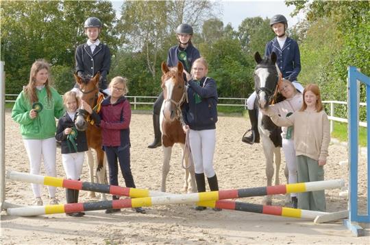 Mia, Tamy, Pony Mogli mit Reiterin Lia, Emily, Pony Mette mit Reiterin Pia, Mila, Pony Pico mit Reiterin Lina sowie Lia und Melina (von links) haben ihre ersten Prüfungen beim Schulpferdeturnier in Ahlerstedt absolviert. Fotos: Fehlbus
