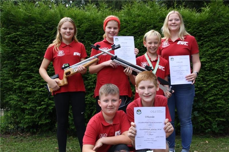Lichtpunkt-Talente aus Heinbockel holen Bronze Mia Witte-Tiedemann, Nele Meyer, Leon Kück, Schießsportleiterin Jugend Chantal Kück (hinten, von links), Levin Lee Seemann und Louis Breuer (vorne). Es fehlt Ava Kück. Foto: Verein (nomo)