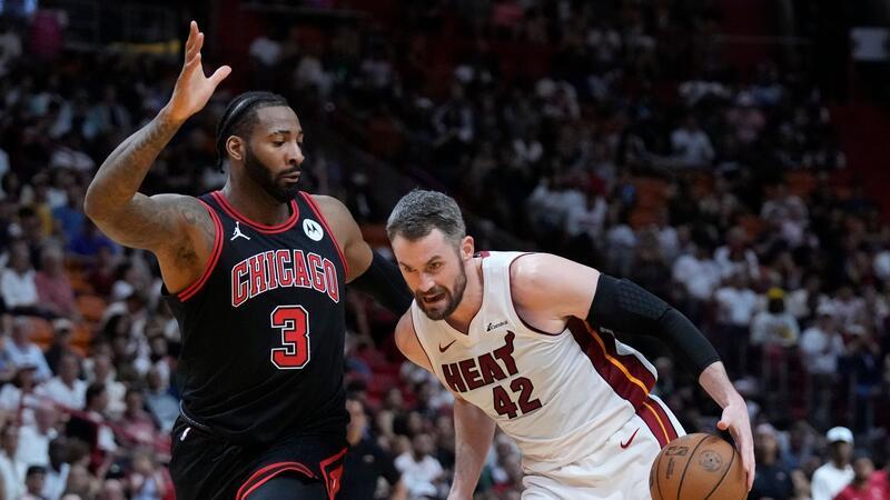 NBA: Miami und New Orleans holen die letzten Playoff-Plätze Miami-Profi Kevin Love (r) zieht gegen Andre Drummond zum Korb.