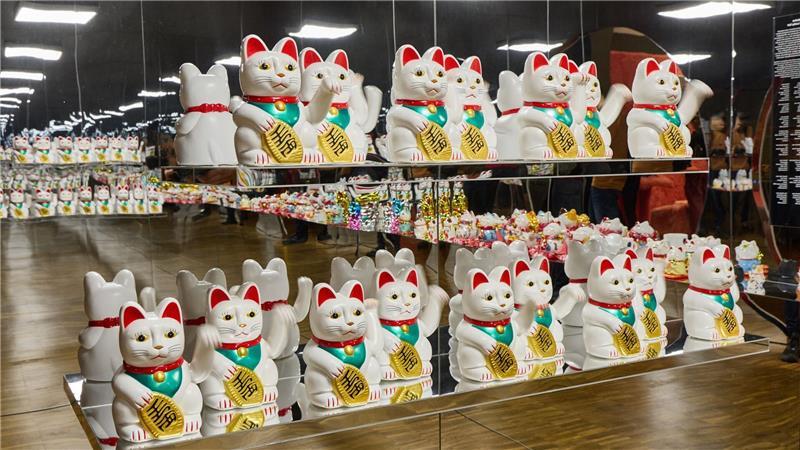 Miau wir sind Kultur! Winkekatzen stehen in der Sonderausstellung „Katzen!“ im Hamburger Museum MARKK.