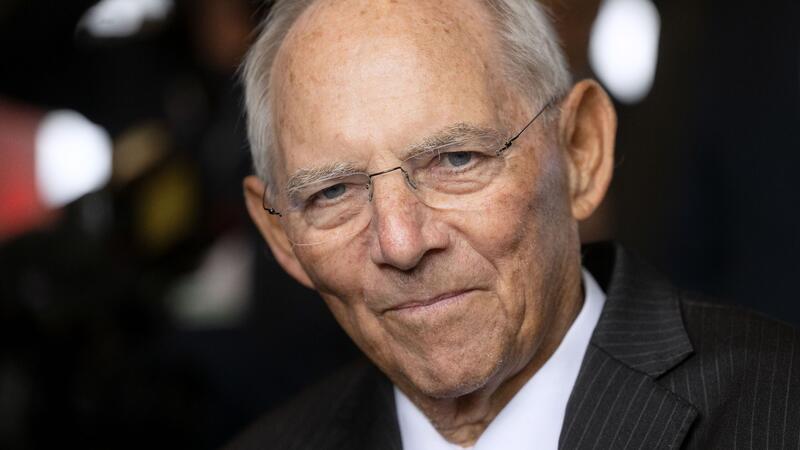 Schäuble-Memoiren: Stoiber plante Putsch gegen Merkel „Mich wollte er dazu bewegen, Merkel zu stürzen, um selbst Kanzler zu werden“: Wolfgang Schäuble über seinen Politik-Kollegen Edmund Stoiber.