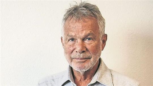 Michael Abraham zeigt Fotos von seinem jüdischen Onkel und Pater Max Größer (rechts).