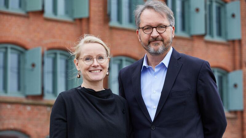 Michael Angern und Peggy Morenz, Unternehmer und Gründer der Stiftung „Die Eiche“, stehen vor einem historischen Kornspeicher.