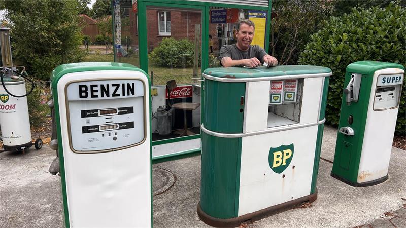 Michael Bargsten will nicht im Vordergrund stehen, seine wiederaufgebaute Tankstelle ist aber ein echter Hingucker.