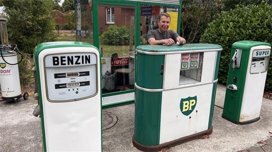 Michael Bargsten will nicht im Vordergrund stehen, seine wiederaufgebaute Tankstelle ist aber ein echter Hingucker.