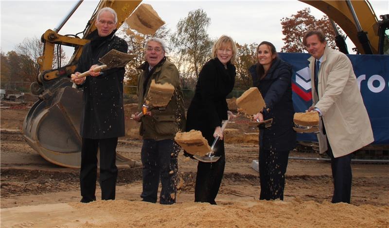 Michael Beckereit, Geschäftsführer von Hamburg Energie, Thomas Völsch, Dorothee Stapelfeld, Karen Pein und Procom-Geschäftsführer Dennis Barth lassen beim Spatenstich den Sand hoch fliegen. Foto Michaelis