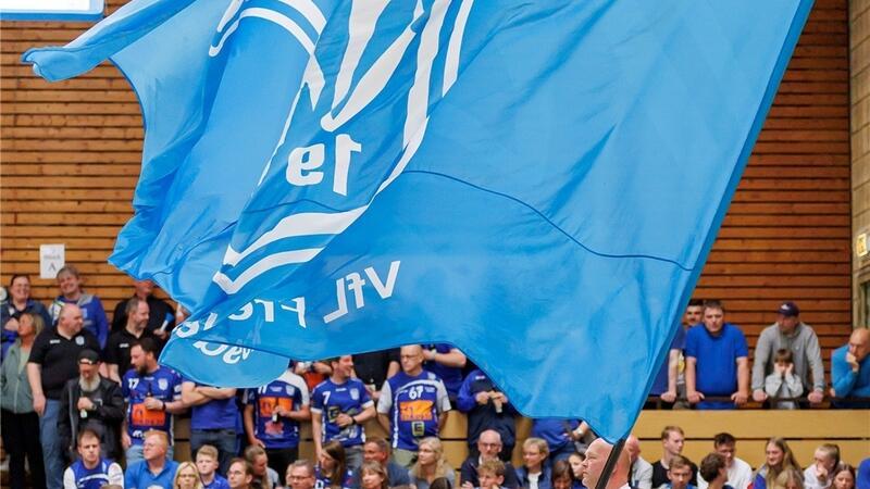 Michael Braune schwenkt die vier mal fünf Meter große Clubfahne, das Prunkstück des VfL-Fanclubs „Blue Dragons“