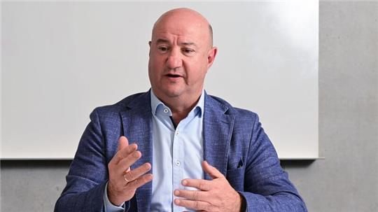 Michael Brecht, Vorsitzender Gesamtbetriebsrat der Daimler Truck AG, hat die Sparziele des Nutzfahrzeugherstellers kritisiert.