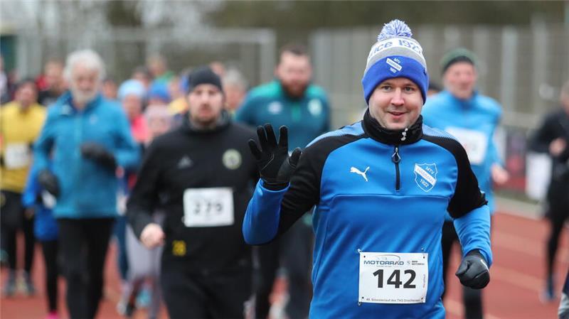 Silvesterlauf: Selbst die langsamste Läuferin kommt lächelnd ins Ziel Michael Breuer vom MTV Hammah ist nach 57 Minuten wieder im Ziel.