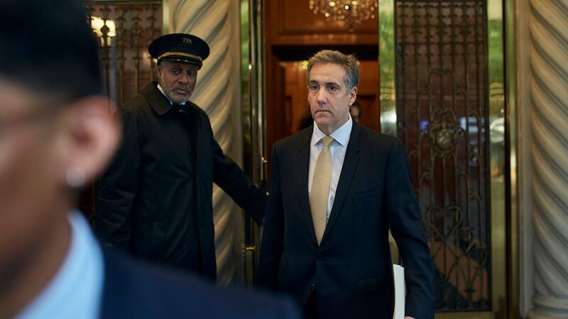 Cohen im Kreuzverhör - Ende von Trump-Prozess in Sicht Michael Cohen (r) gilt wegen vieler öffentlicher Lügen in der Vergangenheit als problematischer Kronzeuge.