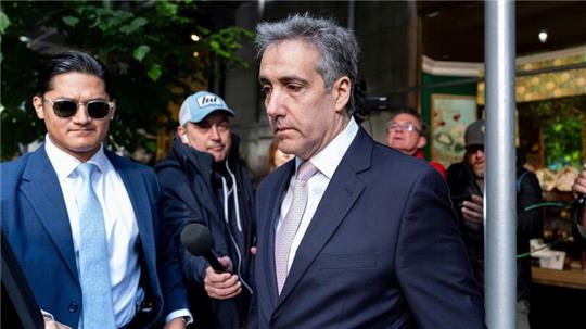 Michael Cohen (r) wurde als Trumps rechtlicher „Ausputzer“ bekannt - mit enger Beziehung und direktem Zugang zum ehemaligen Präsidenten.