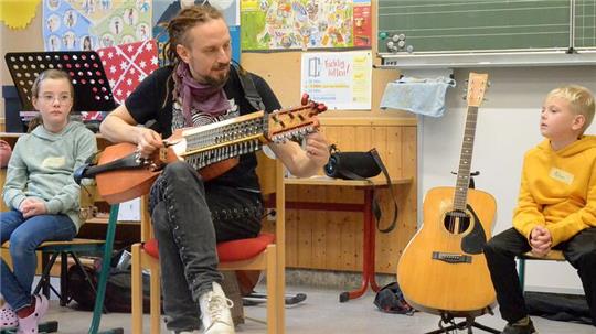 Michael Deutschmann spielt bei Vielsaitig im Klassenzimmer auf der schwedischen Nyckelharpa.