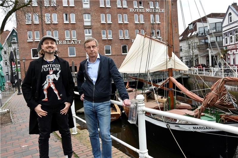 Michael Deutschmann und Hans-Ulrich Wiegel vor der Kulisse des Ewers, wo die Hochseilartistin Marlene Kiepke sich am Sonntag in die Takelage schwingt. Foto: Felsch