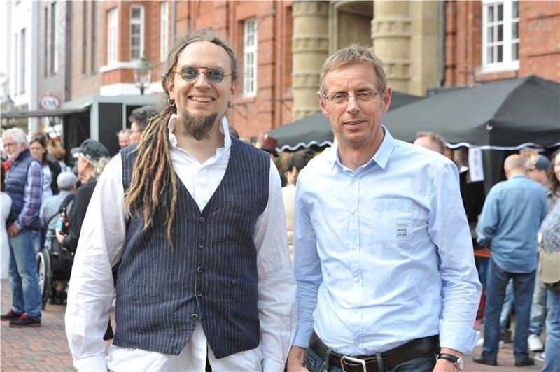 Michael Deutschmann von der Band Drachenflug und Altstadtvereinsvorsitzender Hans-Ulrich Wiegel planen das Steampunk-Festival nun doch erst für 2023.
