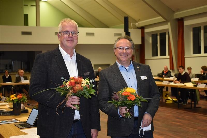 Michael Eble (CDU) und Partho Banerjea (BVJ) sind die neuen stellvertretenden Bürgermeister der Gemeinde Jork (von links); Peter Rolker (FDP)  verlor die Kampfabstimmung. Foto: Vasel