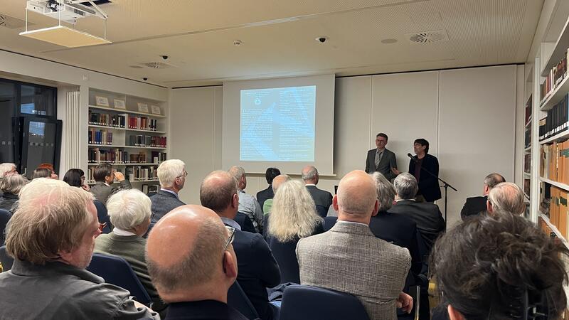 Michael Ehrhardt (links) und Norbert Fischer präsentieren dem Publikum im Staatsarchiv die einzelnen Kapitel des Buchbandes.