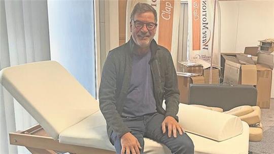 Michael Eppler, der Geschäftsführer von Clap Tzu, auf einem höhenverstellbaren Modell mit massivem Unterbau aus Holz. Kostenpunkt: rund 3.000 Euro.