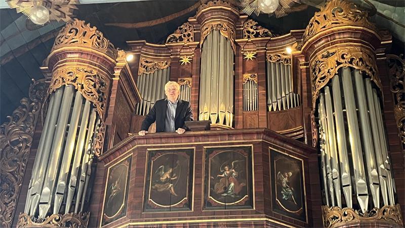Michael Fuerst - spielt wieder die Orgel in der Borsteler Kirche.