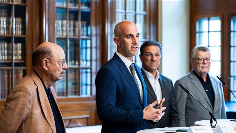 Michael Fürst (v. l.), Oberbürgermeister Belit Onay, Yazid Shammout und Gerhard Wegner stellen Hannovers Hilfsinitiative vor. (Archivbild)