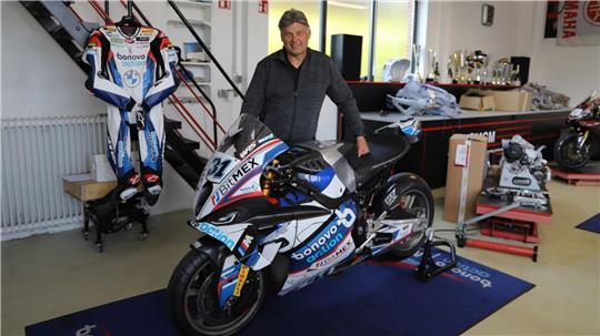 Michael Galinski mit der Maschine von BMW-Fahrer Garrett Gerloff, die gerade noch in Italien auf der WM-Strecke war. Foto: Witthohn