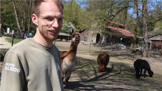 Michael Geyer lebt als Obertierpfleger im Waldzoo Wingst seine Berufung.