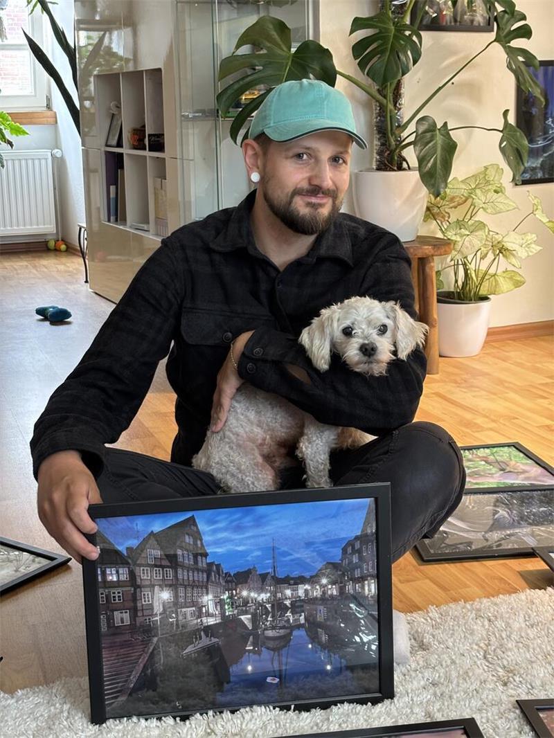 Er trifft den Nerv der Millennials: Stader Hobbyfotograf geht viral Michael Gos und sein Hund Max leben in einer Altbauwohnung in Stade.