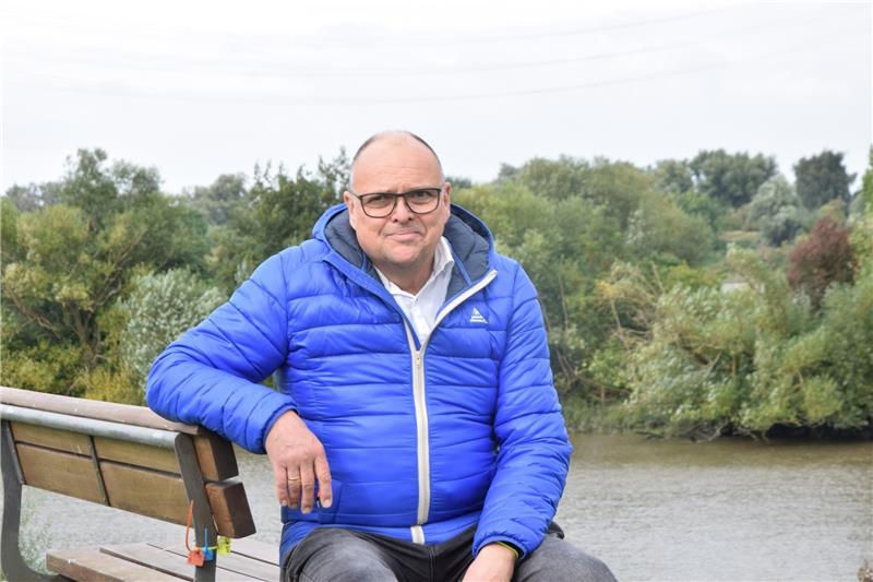 Michael Gosch an einem seinem liebsten Plätze im Alten Land: Dem Pionierplatz in Steinkirchen. Mit Blick auf die Elbe kommt Gosch kommt gerne hier her, um seine Gedanken zu sammeln und Ruhe zu finden. Foto: Battmer