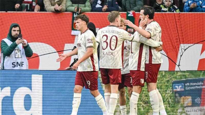 Zwei Jokertore lassen SC Freiburg beim FC Augsburg jubeln Michael Gregoritsch (r) trifft gegen seinen früheren Verein Freiburg.