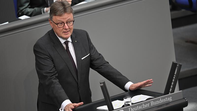 Michael Grosse-Brömer (CDU/CSU) spricht bei der Sitzung im Bundestag in einer Aktuellen Stunde mit dem Thema "Gemeinsam für unser Handwerk"